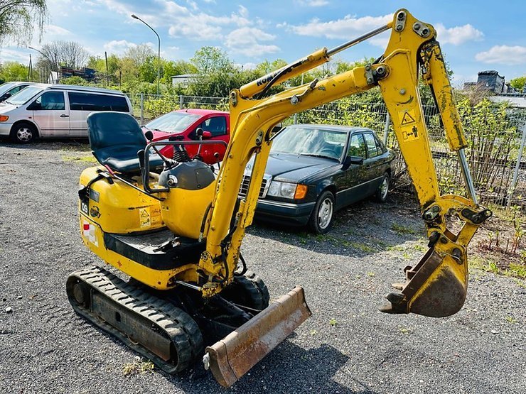 Komatsu PC 09-1 + 3 GODETS