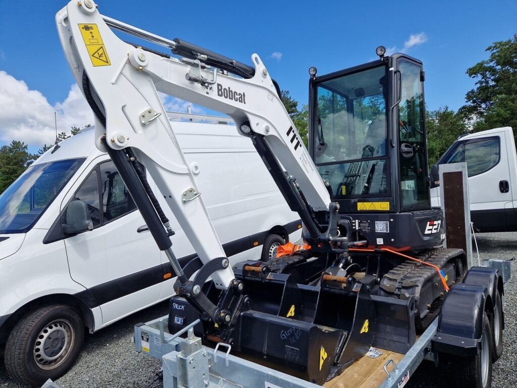 NEUF BOBCAT E27Z + REMORQUE + 3 GODETS + MARTEAU BRH